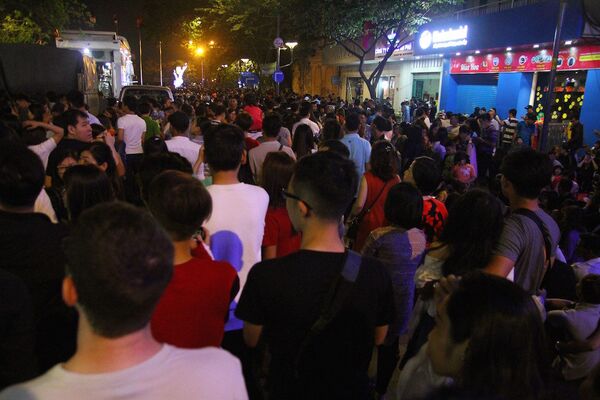 Lúc 23 giờ hàng ngàn người tiến về đường Nguyễn Huệ để xem pháo hoa  - Sputnik Việt Nam
