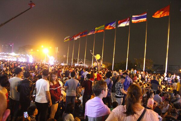 Nhiều người có mặt tại đường Tôn Đức Thắng chào đón năm mới và cùng ngắm pháo hoa  - Sputnik Việt Nam