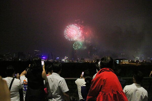 Nhiều người tỏ ra hứng khởi với khi đón giao thừa  - Sputnik Việt Nam