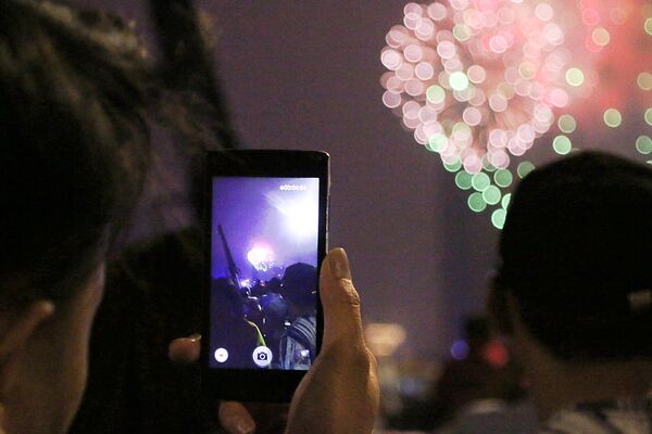 Người dân vừa thưởng lãm vừa ghi lại khoảnh khác của đêm giao thừa - Sputnik Việt Nam