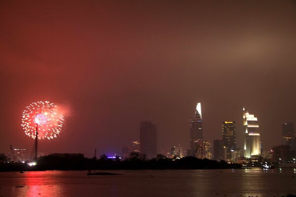 Cùng xem lại màn pháo hoa được bắn từ nốc hầm Thủ Thiêm (Q.2) - Sputnik Việt Nam