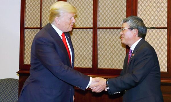 Đại sứ Việt Nam tại Mỹ Phạm Quang Vinh, phải, trao đổi với Tổng thống Mỹ Trump.  - Sputnik Việt Nam