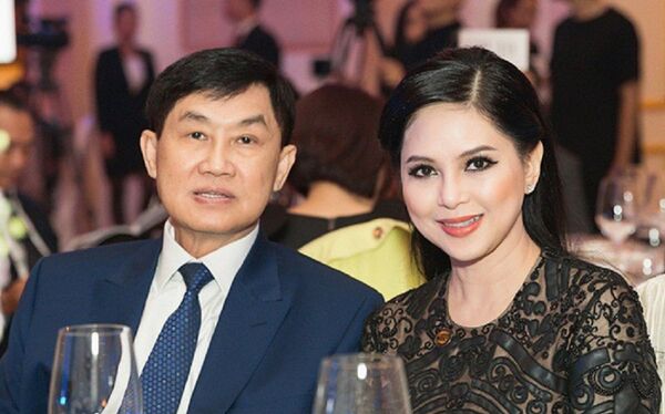 Ông bà Johnathan Hạnh Nguyễn và Thủy Tiên - Sputnik Việt Nam