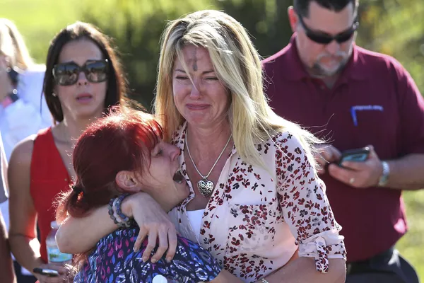 Cha mẹ đang chờ đợi tin tức sau vụ nổi súng trong trường trung học Marjory Stoneman Douglas ở Florida, Hoa Kỳ Cha mẹ đang chờ đợi tin tức sau vụ nổi súng trong trường trung học Marjory Stoneman Douglas ở Florida, Hoa Kỳ