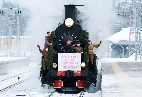 Những người tham gia việc tái diễn lại sự kiện lịch sử - đoàn tàu đầu tiên tới Leningrad theo con đường Chiến thắng nhân dịp kỷ niệm 75 năm ngày chọc thủng cuộc bao vây - Sputnik Việt Nam