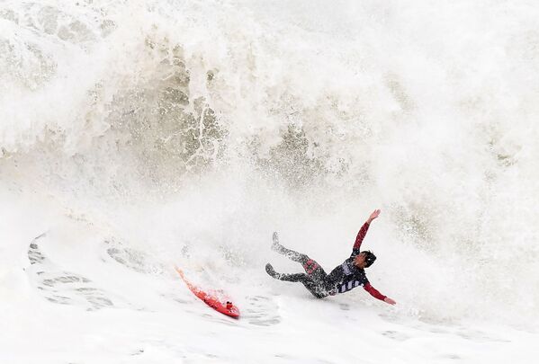 Vận động viên lướt ván tham gia vòng chung kết WSL Nazare Challenge ở Bồ Đào Nha - Sputnik Việt Nam