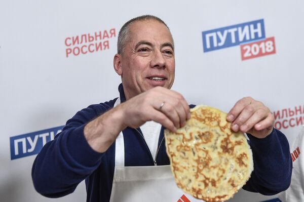 Trụ sở vận động tranh cử của ông Putin mở lớp dạy rán bánh xèo Nga - Sputnik Việt Nam