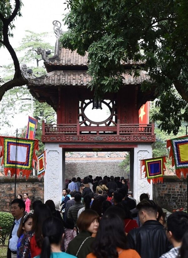 “Biển” người đổ về Văn Miếu. “Biển” người đổ về Văn Miếu. - Sputnik Việt Nam