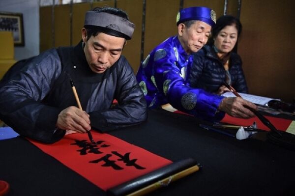 Những nét bút thư pháp như rồng bay phượng múa, với mong muốn mang lại cho người xin chữ may mắn trong dịp năm mới. Những nét bút thư pháp như rồng bay phượng múa, với mong muốn mang lại cho người xin chữ may mắn trong dịp năm mới. - Sputnik Việt Nam