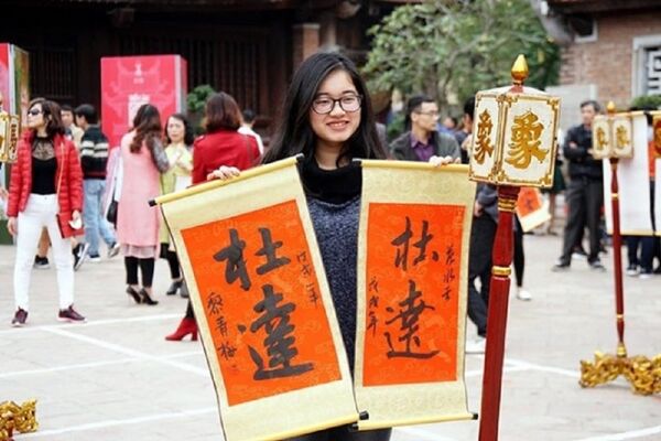 Người dân vui mừng khi xin được chữ. Người dân vui mừng khi xin được chữ. - Sputnik Việt Nam