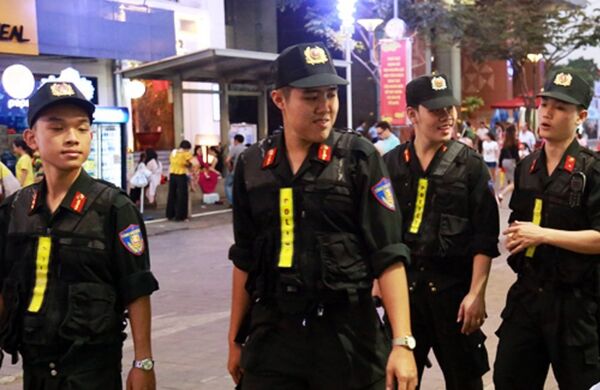 Cảnh sát cơ động tuần tra liên tục trên đường hoa Nguyễn Huệ năm Mậu Tuất 2018. - Sputnik Việt Nam