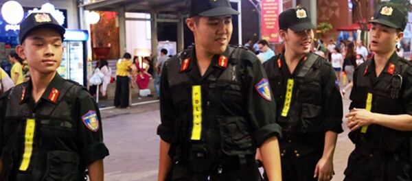 Cảnh sát cơ động tuần tra liên tục trên đường hoa Nguyễn Huệ năm Mậu Tuất 2018. - Sputnik Việt Nam