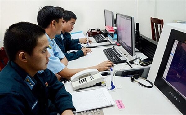 Cán bộ, chiến sĩ Trạm Radar 67, Trung đoàn 292 (Sư đoàn 377) khai thác, vận hành Hệ thống VQ-1M Cán bộ, chiến sĩ Trạm Radar 67, Trung đoàn 292 (Sư đoàn 377) khai thác, vận hành Hệ thống VQ-1M - Sputnik Việt Nam