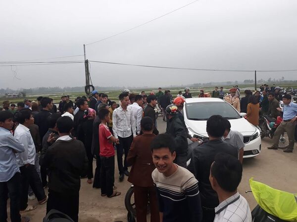 Người dân vây xe gây tai nạn phản đối thực nghiệm khi chiếc xe gây tai nạn đặt sai vị trí - Sputnik Việt Nam