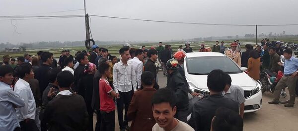 Người dân vây xe gây tai nạn phản đối thực nghiệm khi chiếc xe gây tai nạn đặt sai vị trí - Sputnik Việt Nam