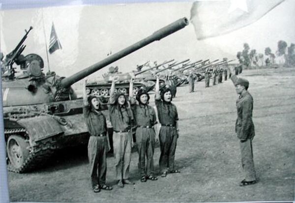 Bộ đội Tăng thiết giáp quyết tâm lên đường vào Nam chiến đấu vì đồng bào Miền Nam ruột thịt. - Sputnik Việt Nam