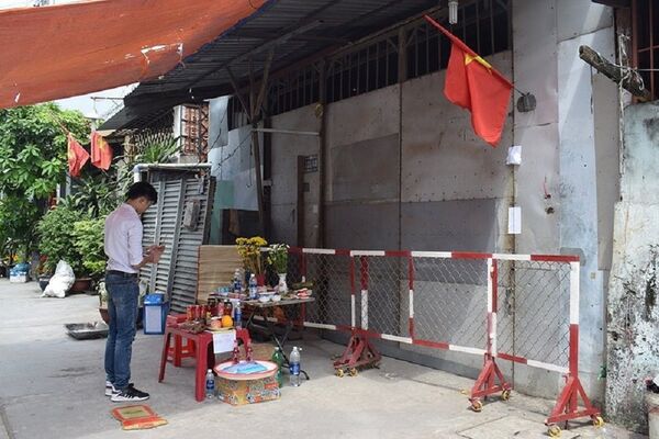 Hàng xóm lập bàn thờ trước nhà nạn nhân vụ thảm sát. Hàng xóm lập bàn thờ trước nhà nạn nhân vụ thảm sát. - Sputnik Việt Nam