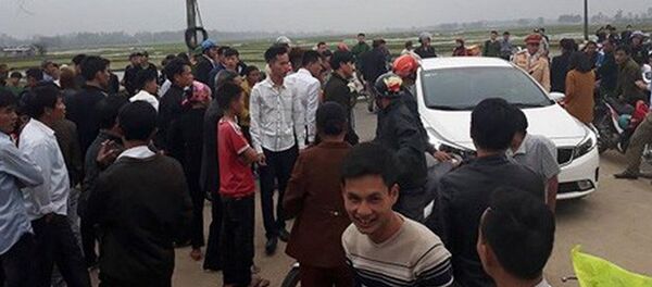 Người dân và người nhà nạn nhân phản đối việc thực nghiệm hiện trường vụ tai nạn vào chiều 18/2. - Sputnik Việt Nam