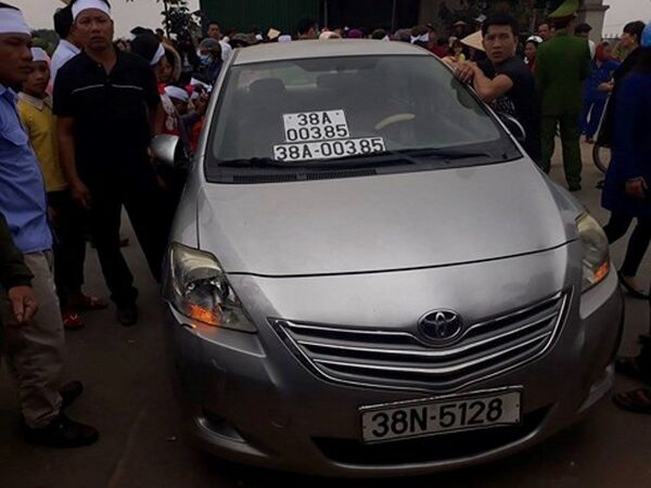 Nhiều người phản đối việc thực nghiệm hiện trường vì xe gây tai nạn được thay biển số, đặt sai vị trí ban đầu.  - Sputnik Việt Nam