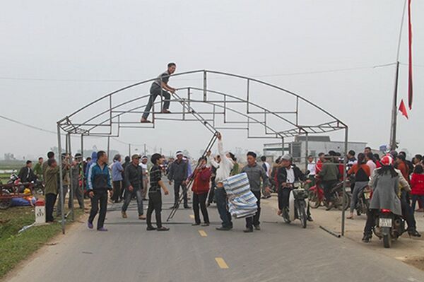 Hơn 100 người dân tập trung chứng kiến sự việc. - Sputnik Việt Nam