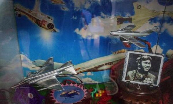 Anh hùng phi công Nguyễn Văn Bảy lái MiG 17 đã bắn rơi 7 máy bay có người lái bằng ca nông được tôn vinh ACE huyền thoại. - Sputnik Việt Nam