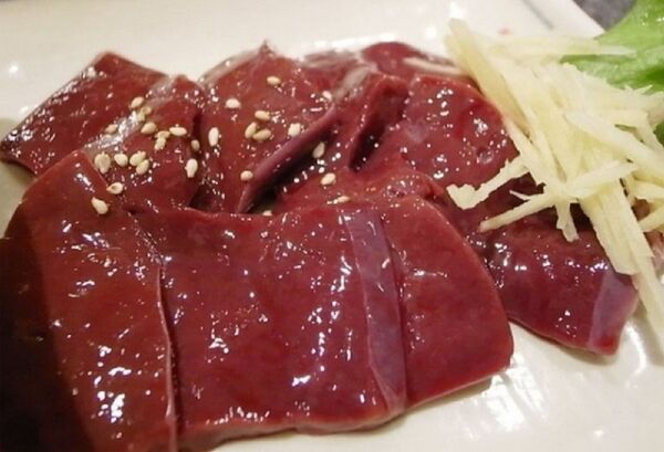 Người Hà Nhì có tục xem bói bằng gan lợn.  - Sputnik Việt Nam