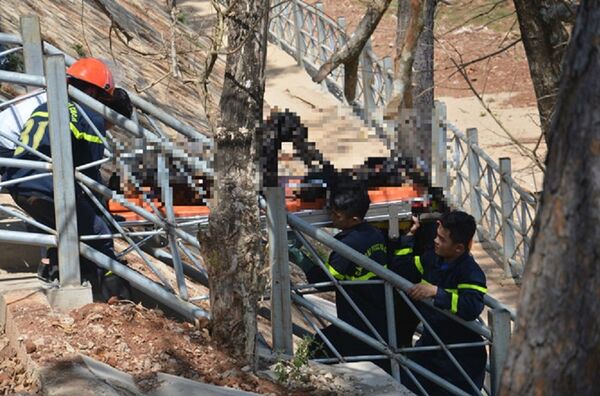 Lực lượng cứu nạn đưa thi thể hai cha con ra khỏi xe - Sputnik Việt Nam