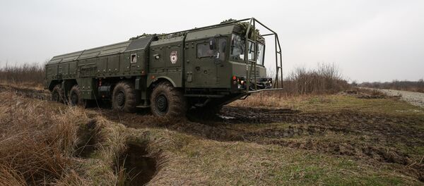 Hệ thống tên lửa hành trình chiến thuật (OTRK) Iskander-M trong cuộc luyện tập tấn công tên lửa ở khu vực Krasnodar - Sputnik Việt Nam