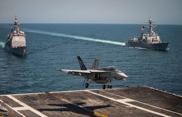 Máy bay chiến đấu trên tàu sân bay F/A-18E Super Hornet hạ cánh ở tàu sân bay USS Carl Vinson - Sputnik Việt Nam