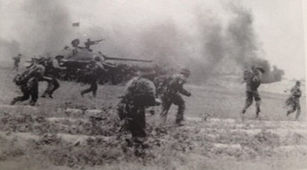 Bộ binh cùng xe tăng ta tiến công giải phóng thị xã Xuân Lộc (tháng 4-1975). - Sputnik Việt Nam