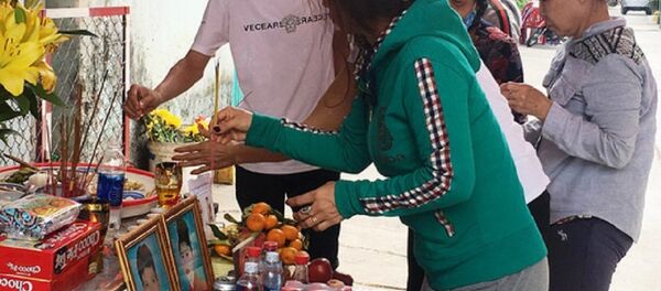 Vụ thảm sát ở quận Bình Tân: Nhiều người tìm đến trước căn nhà thắp hương và cầu nguyện cho những người đã khuất - Sputnik Việt Nam