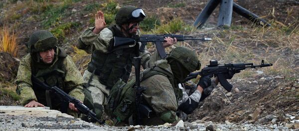 Thủy quân lục chiến thuộc Hạm đội Thái Bình Dương Liên bang Nga và các quân nhân đơn vị đặc nhiệm Quân đội Ấn Độ tại thao trường Klerk trong cuộc tập trận Nga-Ấn Độ Indra-2017 - Sputnik Việt Nam