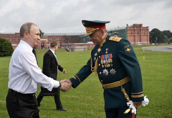 Tổng thống Vladimir Putin và Bộ trưởng Quốc phòng Sergei Shoigu trên đường bờ sông Admirateysky trước khi bắt đầu cuộc diễu hành hải quân nhân dịp Ngày Hải quân Nga tại St. Petersburg - Sputnik Việt Nam