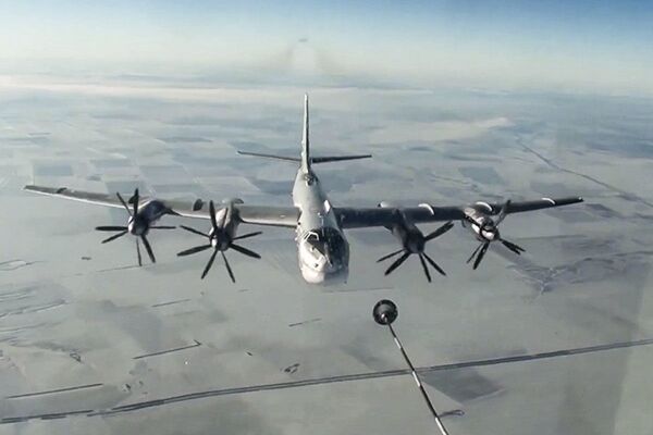 Máy bay Tu-95MS phóng tên lửa hành trình vào mục tiêu của những kẻ khủng bố tại Syria - Sputnik Việt Nam