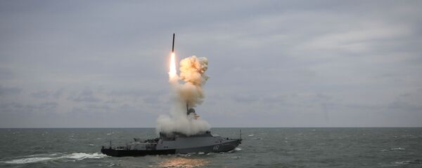 Tàu tên lửa nhỏ Grad Sviyazhsk phóng tên lửa Kalibr trong buổi diễn tập tổng kết của nhóm tàu chiến Hạm đội Caspian Tàu tên lửa nhỏ Grad Sviyazhsk phóng tên lửa Kalibr trong buổi diễn tập tổng kết của nhóm tàu chiến Hạm đội Caspian - Sputnik Việt Nam