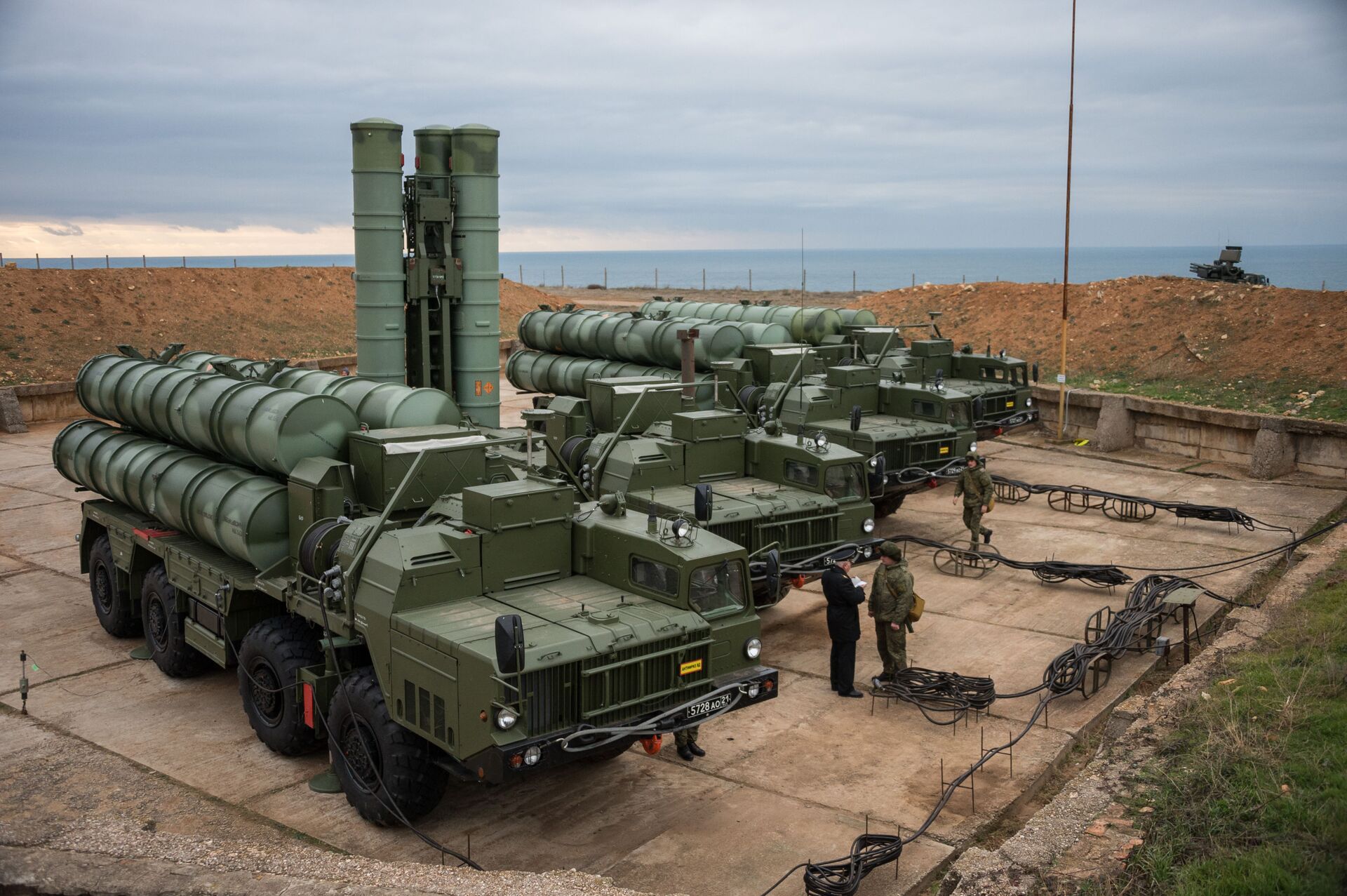 Hệ thống tên lửa S-400 Triumph của trung đoàn phòng không ở Crưm - Sputnik Việt Nam, 1920, 02.02.2024