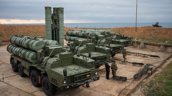 Hệ thống tên lửa S-400 Triumph của trung đoàn phòng không ở Crưm - Sputnik Việt Nam