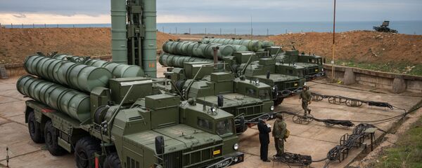 Hệ thống tên lửa S-400 Triumph của trung đoàn phòng không ở Crưm - Sputnik Việt Nam