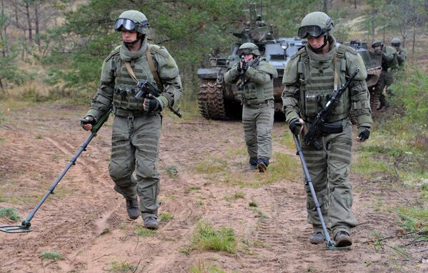 Những người lính kỹ thuật - công binh Quân đội Nga trong cuộc tập trận chung Nga - Belarus tại thao trường Luzkoy ở tỉnh Leningrad - Sputnik Việt Nam