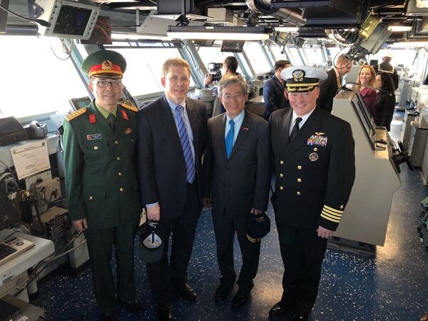 Cựu Thượng Nghị sĩ Hoa Kỳ Patrick Murphy và Đại sứ Phạm Quang Vinh thăm căn cứ quân sự Mỹ ở Norfolk, Virginia - Sputnik Việt Nam