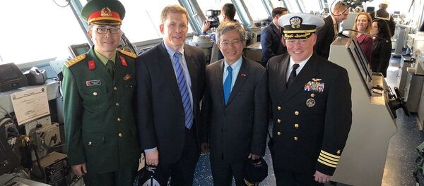 Cựu Thượng Nghị sĩ Hoa Kỳ Patrick Murphy và Đại sứ Phạm Quang Vinh thăm căn cứ quân sự Mỹ ở Norfolk, Virginia Cựu Thượng Nghị sĩ Hoa Kỳ Patrick Murphy và Đại sứ Phạm Quang Vinh thăm căn cứ quân sự Mỹ ở Norfolk, Virginia - Sputnik Việt Nam