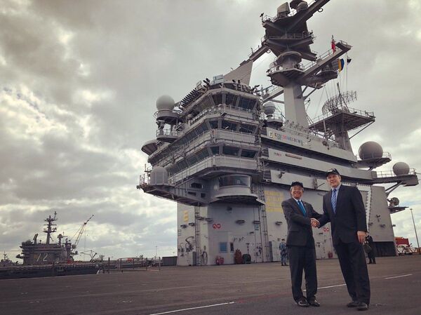 Cựu Thượng Nghị sĩ Hoa Kỳ Patrick Murphy và Đại sứ Phạm Quang Vinh thăm căn cứ quân sự Mỹ ở Norfolk, Virginia - Sputnik Việt Nam