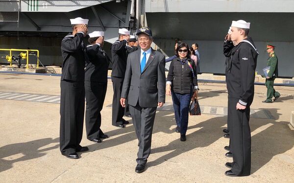 Cựu Thượng Nghị sĩ Hoa Kỳ Patrick Murphy và Đại sứ Phạm Quang Vinh thăm căn cứ quân sự Mỹ ở Norfolk, Virginia - Sputnik Việt Nam