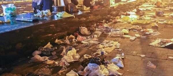 Rác tràn ngập đường Tôn Đức Thắng (gần điểm bắn pháo hoa hầm Thủ Thiêm) sau đêm giao thừa. - Sputnik Việt Nam