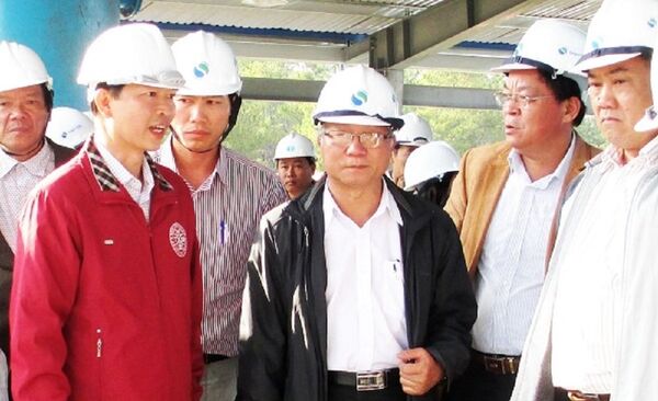 Nguyên Chủ tịch UBND tỉnh Gia Lai Phạm Thế Dũng (giữa) để xảy ra nhiều sai phạm khi còn đương chức Nguyên Chủ tịch UBND tỉnh Gia Lai Phạm Thế Dũng (giữa) để xảy ra nhiều sai phạm khi còn đương chức - Sputnik Việt Nam