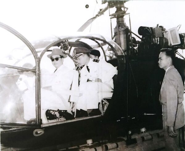 Lễ đón chiếc máy bay trực thăng đầu tiên Air Việt Nam mua cuối thập niên 1950 về đến Tân Sơn Nhất  - Sputnik Việt Nam