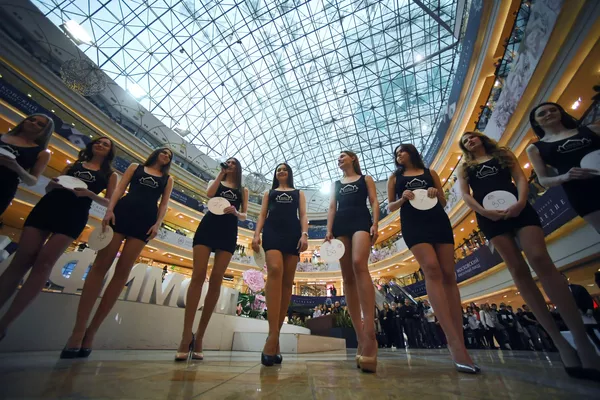 Những người tham dự khai mạc cuộc thi Hoa hậu Nga tại trung tâm thương mại Afimall City , Moskva. Những người tham dự khai mạc cuộc thi Hoa hậu Nga tại trung tâm thương mại Afimall City , Moskva. - Sputnik Việt Nam