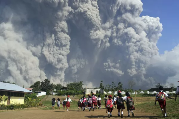 Núi lửa Sinabung phun trào ở Indonesia Núi lửa Sinabung phun trào ở Indonesia - Sputnik Việt Nam