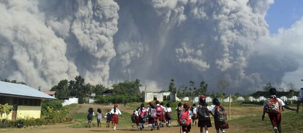 Núi lửa Sinabung phun trào ở Indonesia - Sputnik Việt Nam