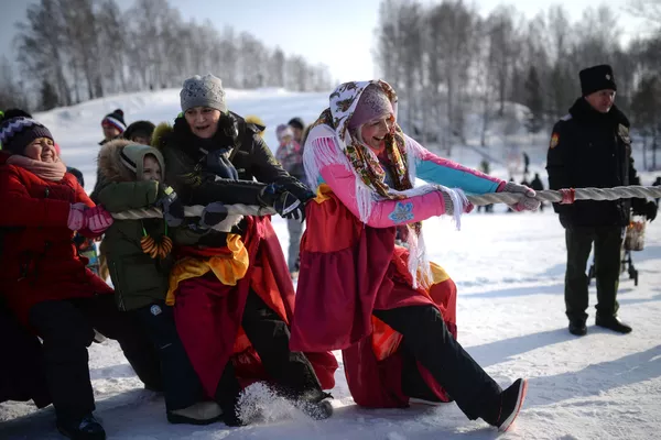 Cuộc thi kéo co trong lễ hội Maslenitsa tại công viên khoa học Koltsovo ở thành phố Novosibirsk Cuộc thi kéo co trong lễ hội Maslenitsa tại công viên khoa học Koltsovo ở thành phố Novosibirsk - Sputnik Việt Nam